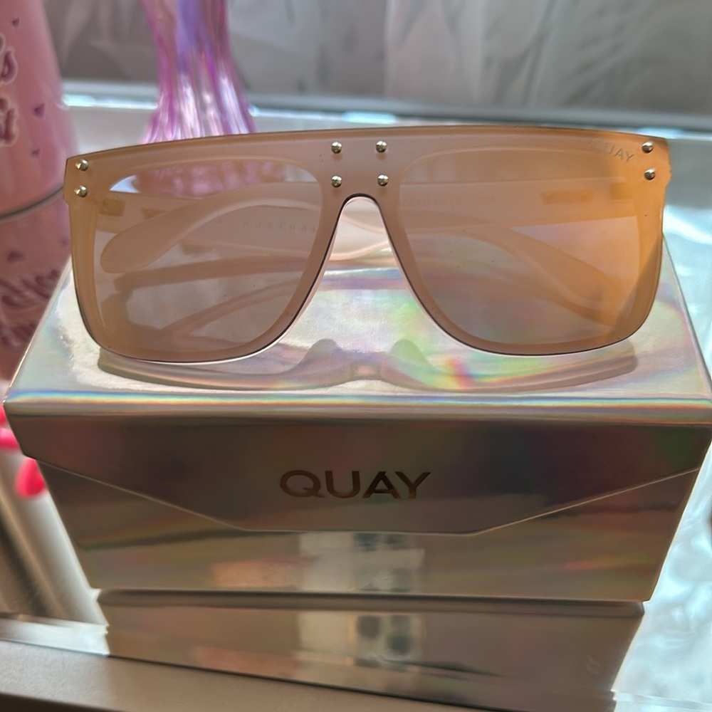 Quay Kylie Jenner Hidden Hillls Pink
